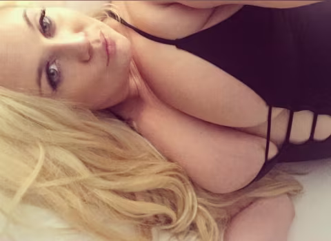 Blondenextdoor